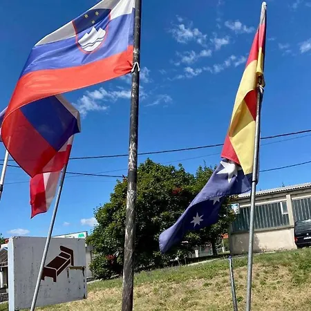 Lokev Hostel, Lipica krevet i doručak 3*