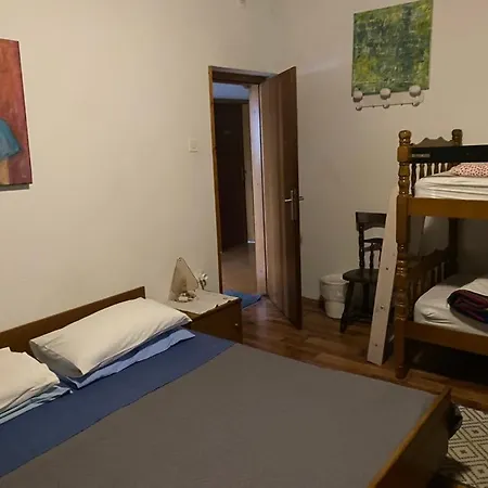 Hostel-sezanalokev * Sezana